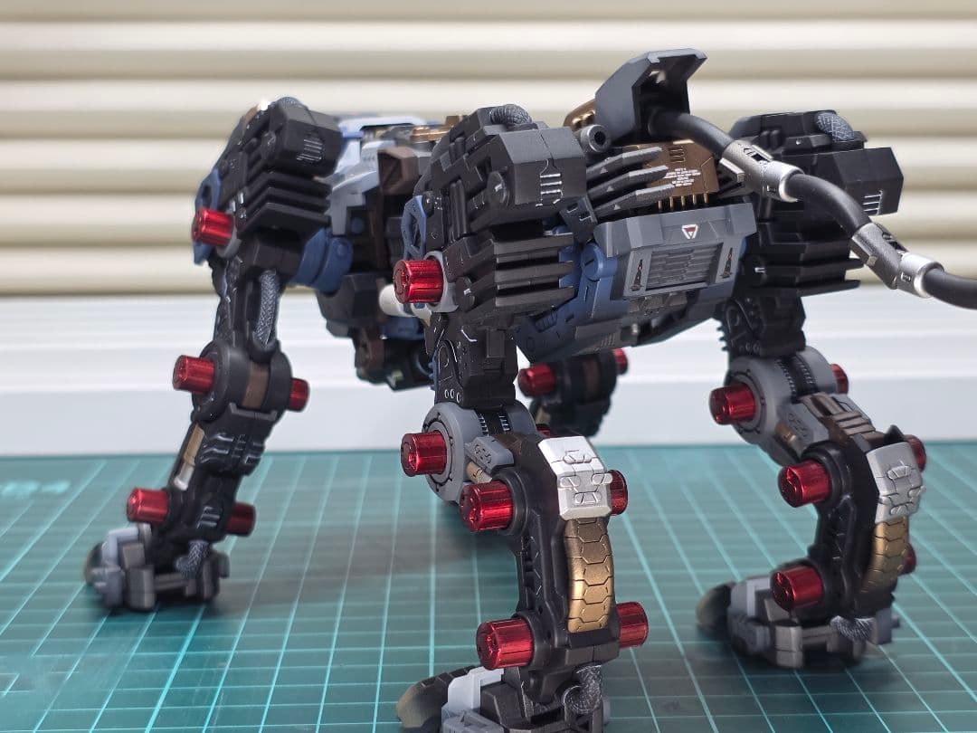 ゾイドHMMライガーゼロ　シュナイダー全塗装