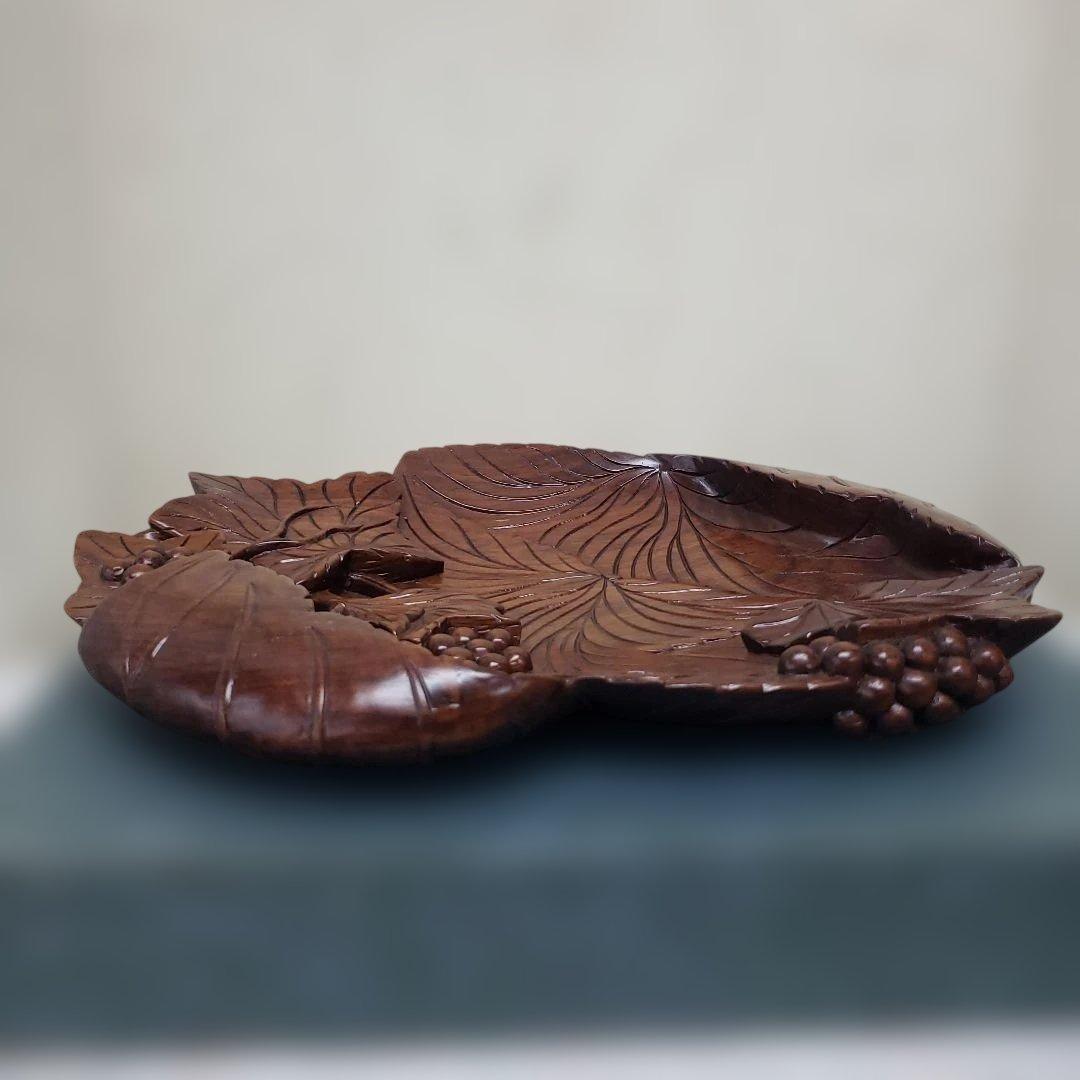 蔵出し特価　紫檀無垢材立体削り出し　木製葉型皿 ブドウ彫刻31×25×4cm