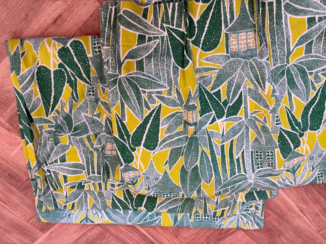 MOOMIN天然素材100％・非遮光カーテン＜旅の途中 グリーン＞