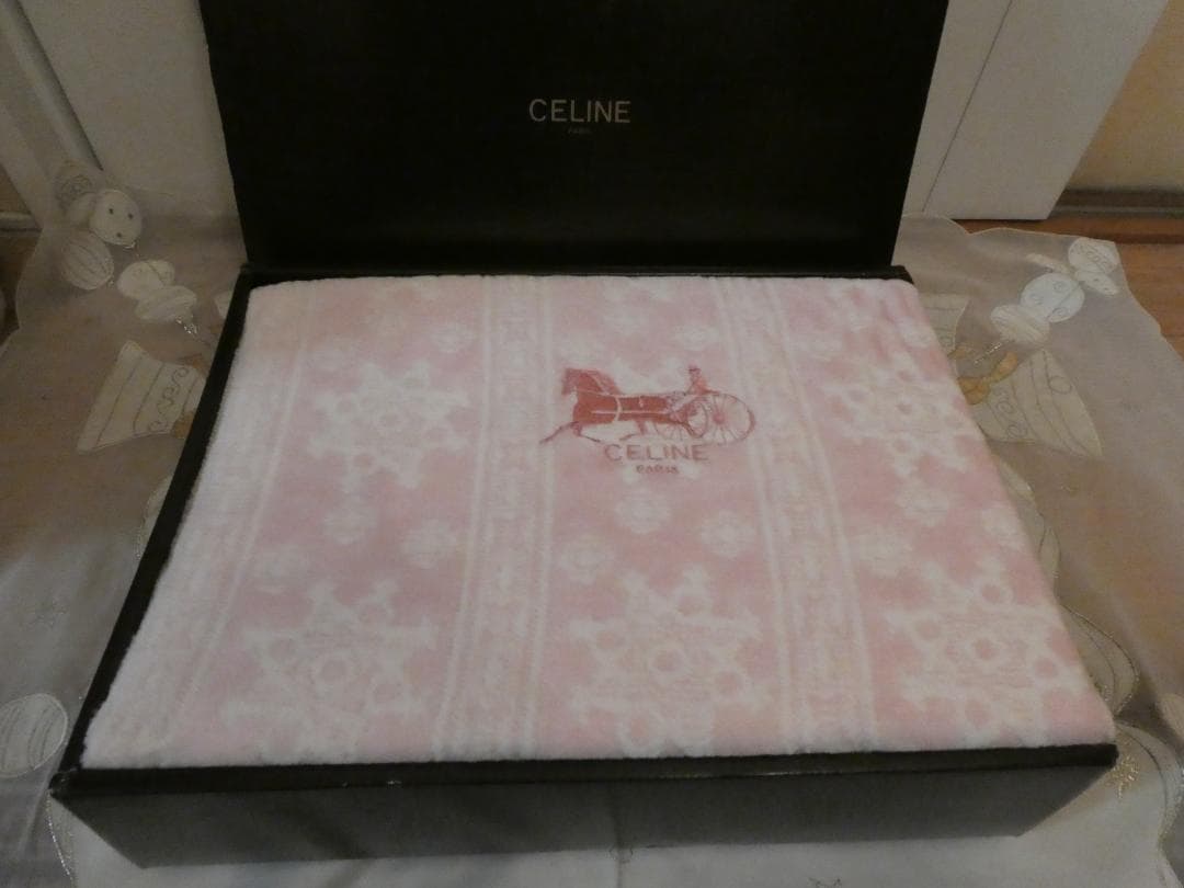 メルカリ便♡CELINE♡セリーヌ♡ジャガード ボアシーツ♡ロゴ刺繍♡雪の結晶