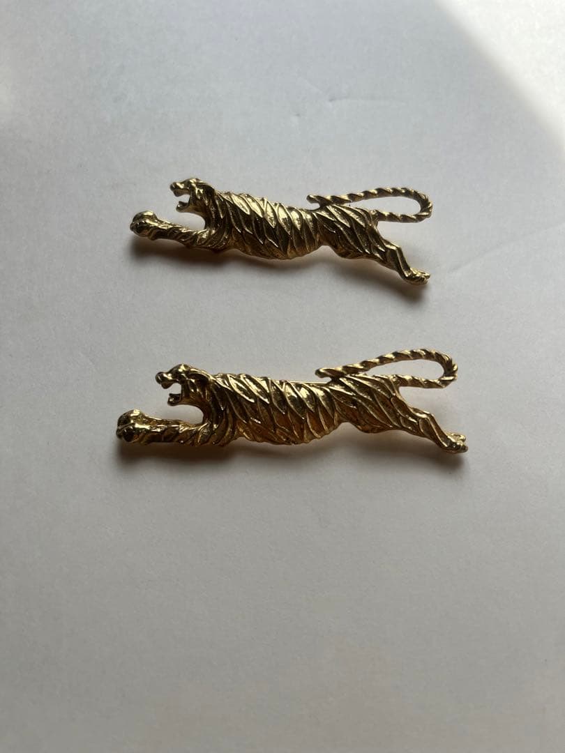 レア　gold running tiger ヴィンテージブローチ  2個セット
