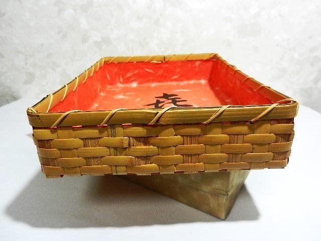 「㐂　義朗　花押」のある喜寿祝いの返礼の品と思われる格調高い竹籠