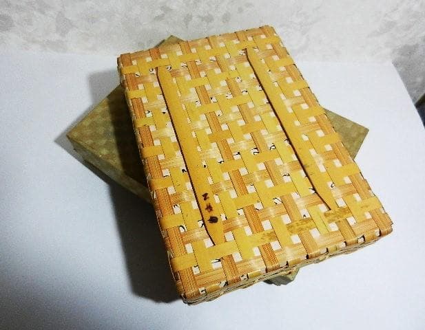 「㐂　義朗　花押」のある喜寿祝いの返礼の品と思われる格調高い竹籠