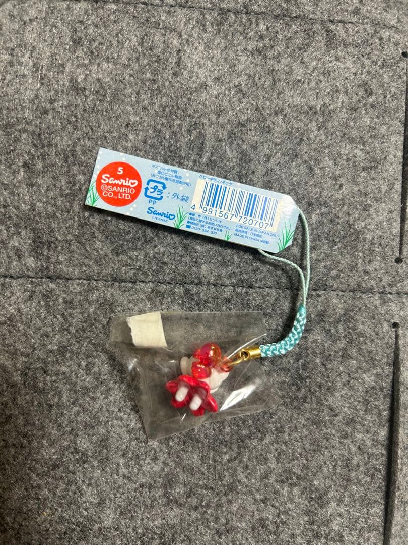 【レア】ハローキティ　赤いべべ着たかわいい金魚　限定　ご当地　根付け