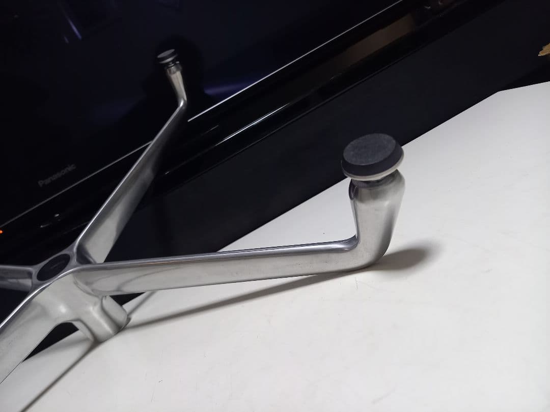 スペースエイジ　デザイン　アルミニウム　フレーム　サークル　円盤形　テーブル