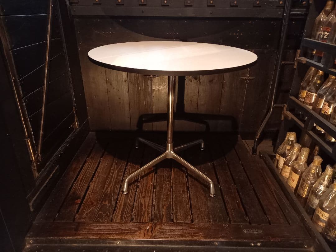 スペースエイジ　デザイン　アルミニウム　フレーム　サークル　円盤形　テーブル