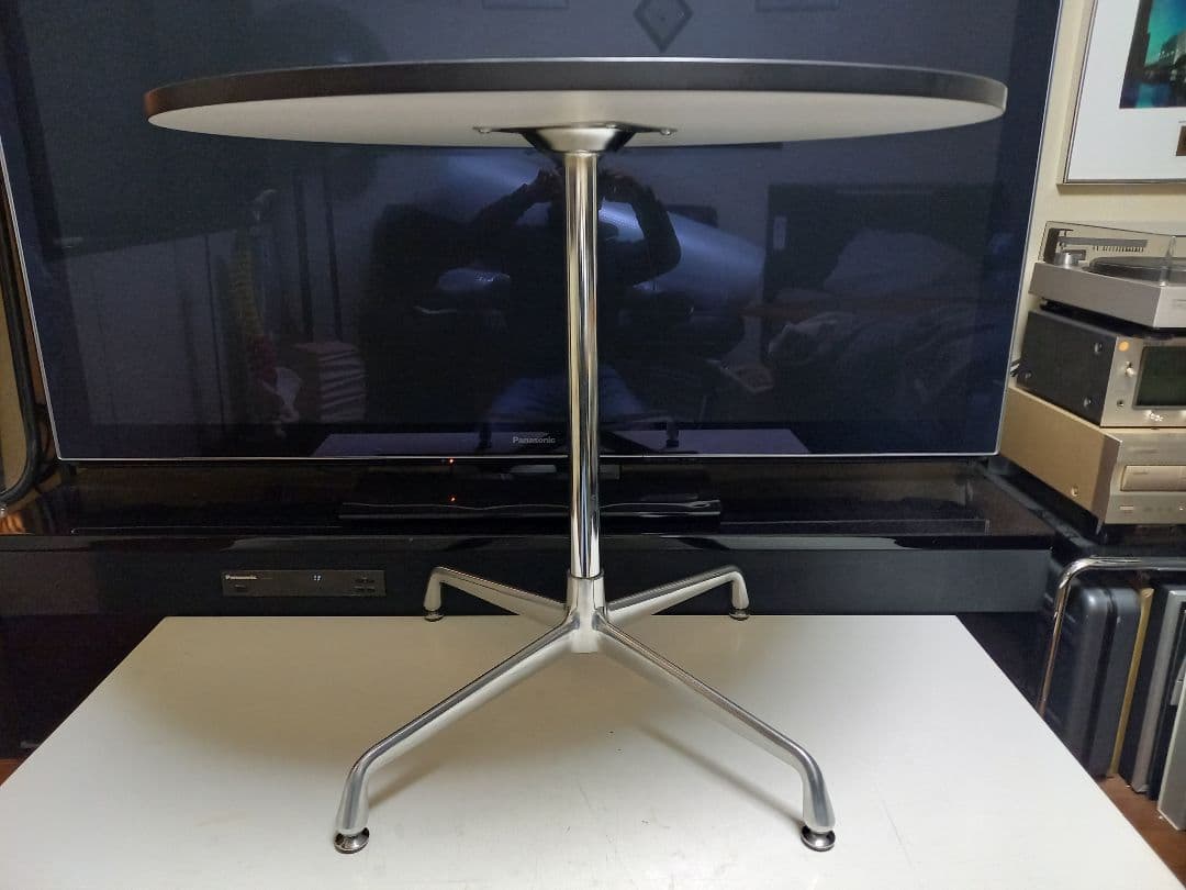 スペースエイジ　デザイン　アルミニウム　フレーム　サークル　円盤形　テーブル