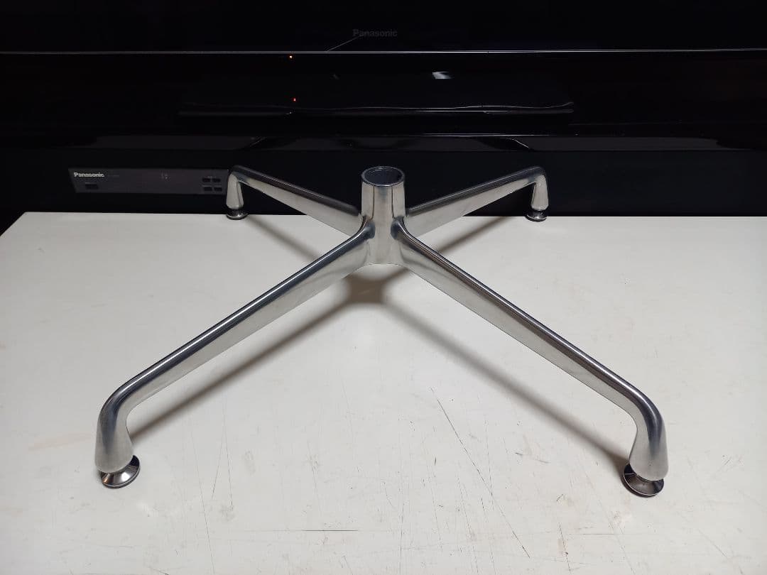 スペースエイジ　デザイン　アルミニウム　フレーム　サークル　円盤形　テーブル