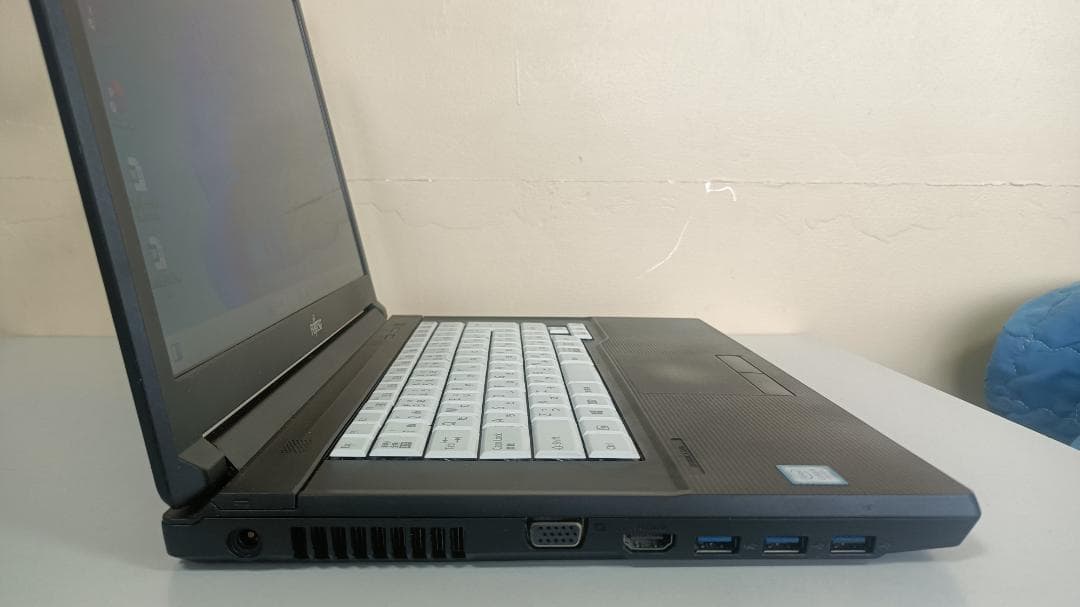 美品ノートパソコンFUJITSU第八世代Corei5 SSD256G メモリ8G