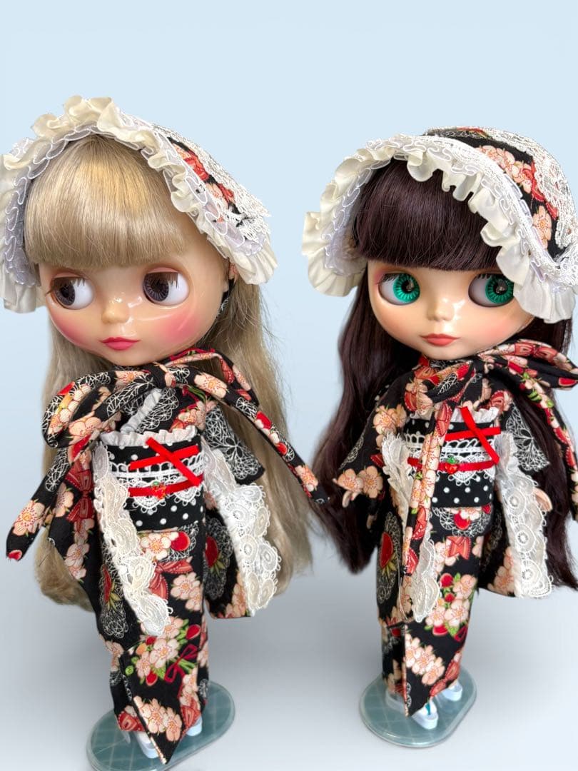 ブライス着物　苺柄黒双子コーデならお買い得