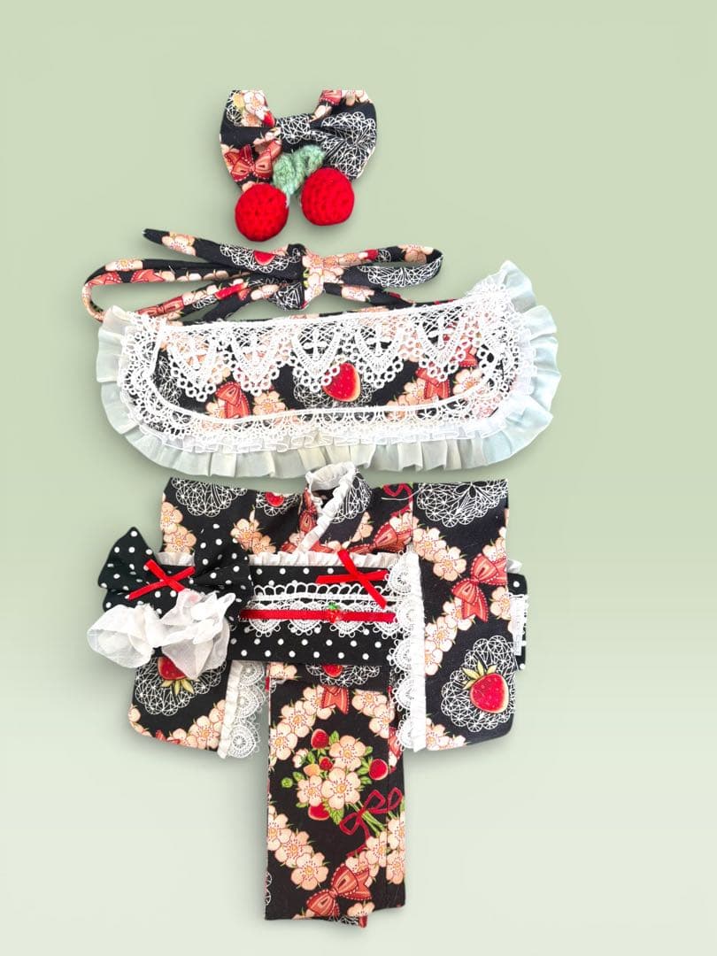 ブライス着物　苺柄黒双子コーデならお買い得