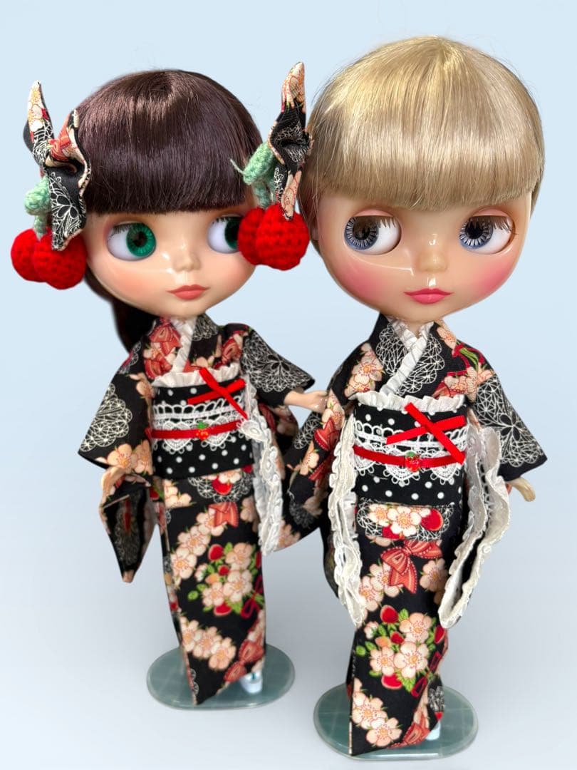 ブライス着物　苺柄黒双子コーデならお買い得