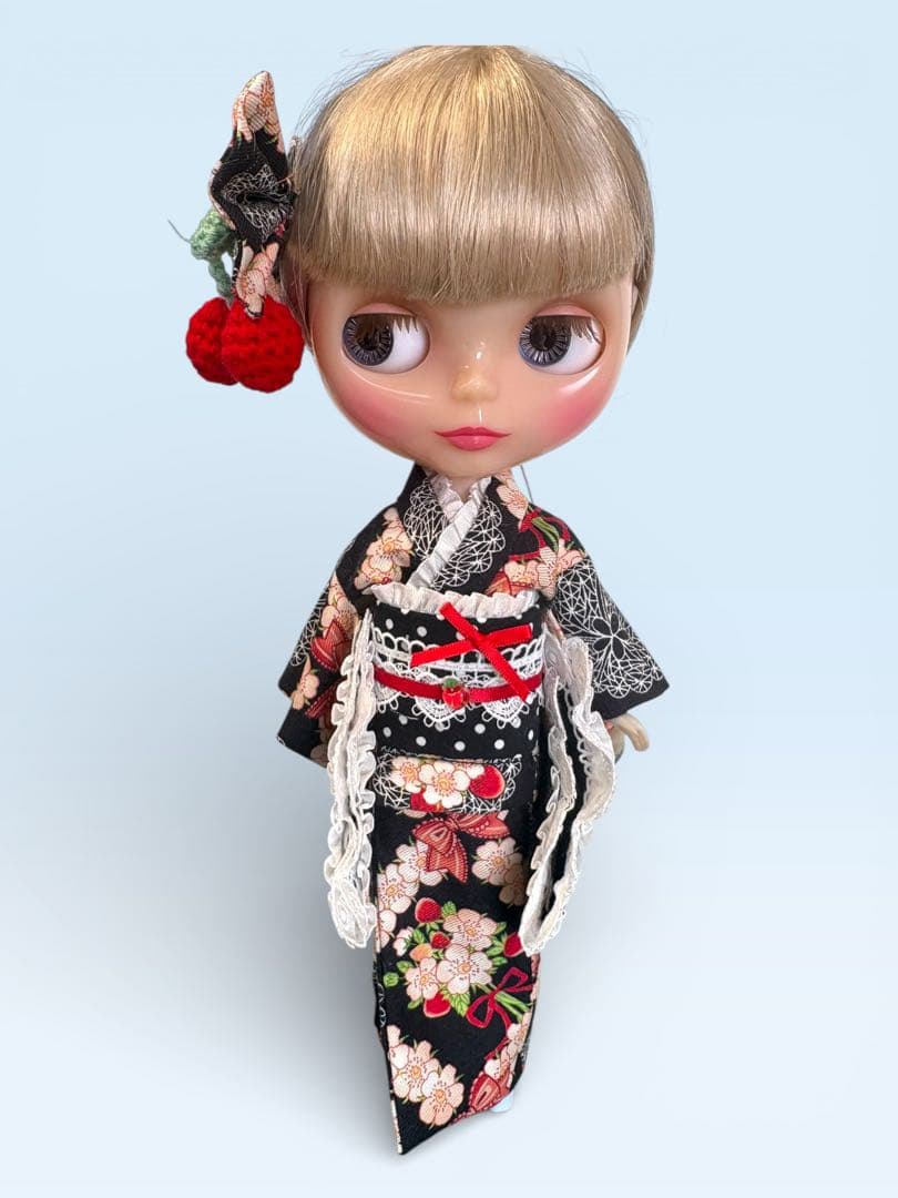 ブライス着物　苺柄黒双子コーデならお買い得