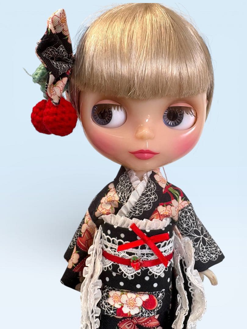 ブライス着物　苺柄黒双子コーデならお買い得