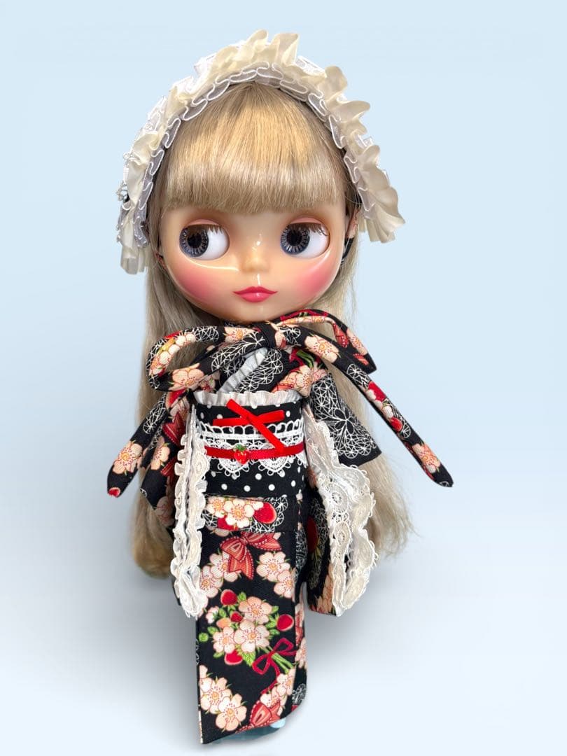 ブライス着物　苺柄黒双子コーデならお買い得