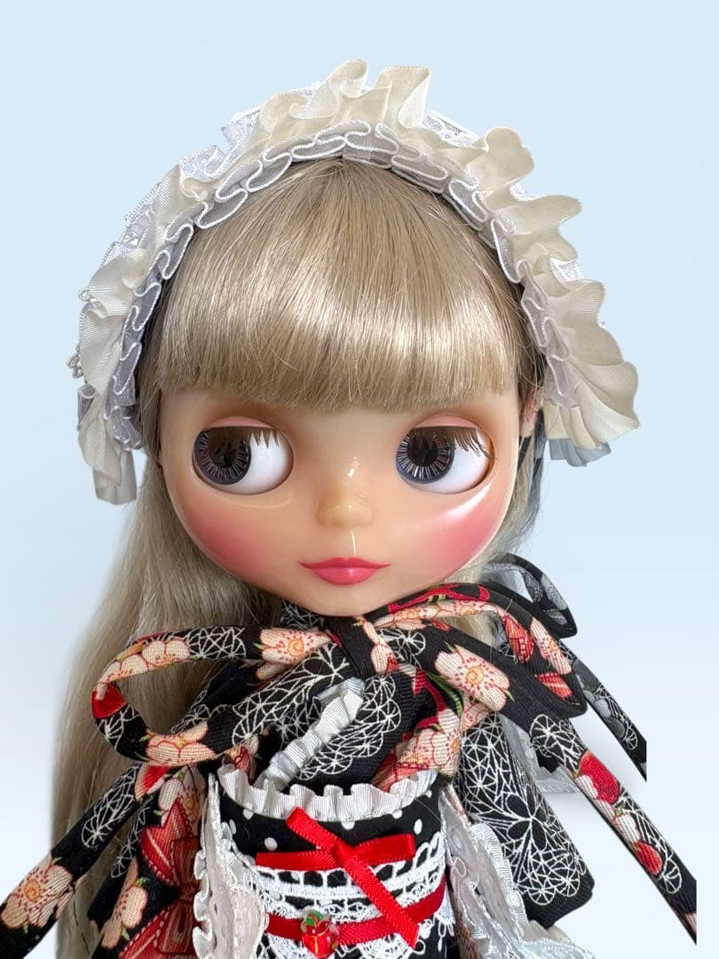 ブライス着物　苺柄黒双子コーデならお買い得