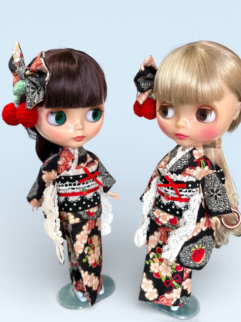 ブライス着物　苺柄黒双子コーデならお買い得