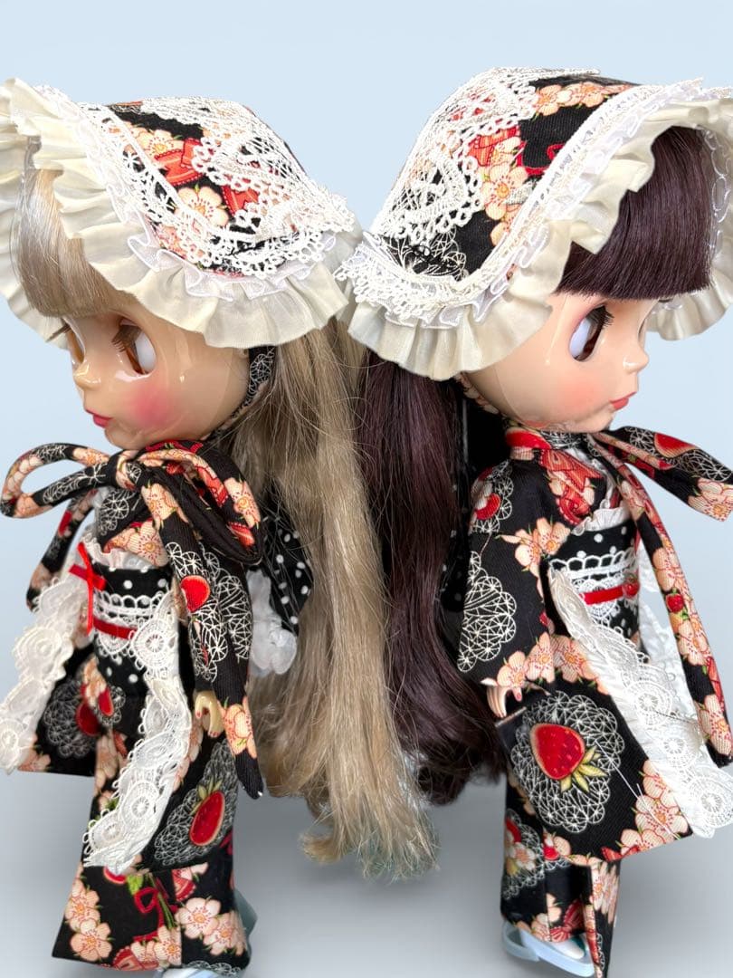 ブライス着物　苺柄黒双子コーデならお買い得