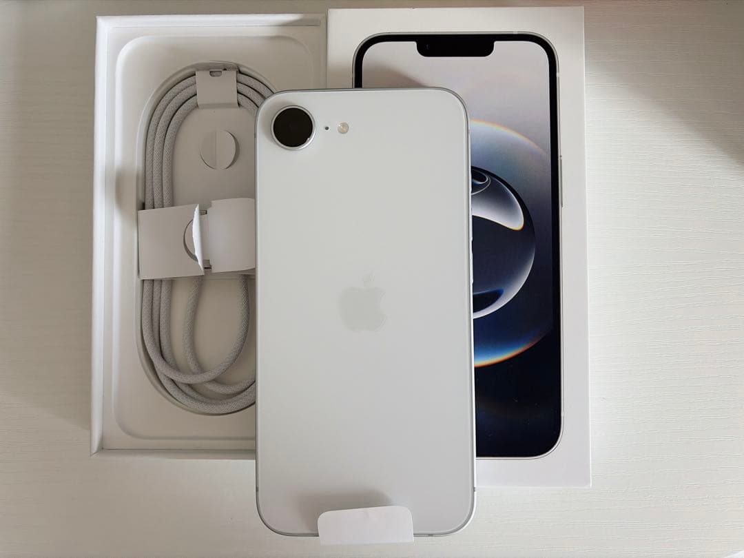 【極美品】Apple iPhone 16e 128gb ホワイト・ケース2点付き