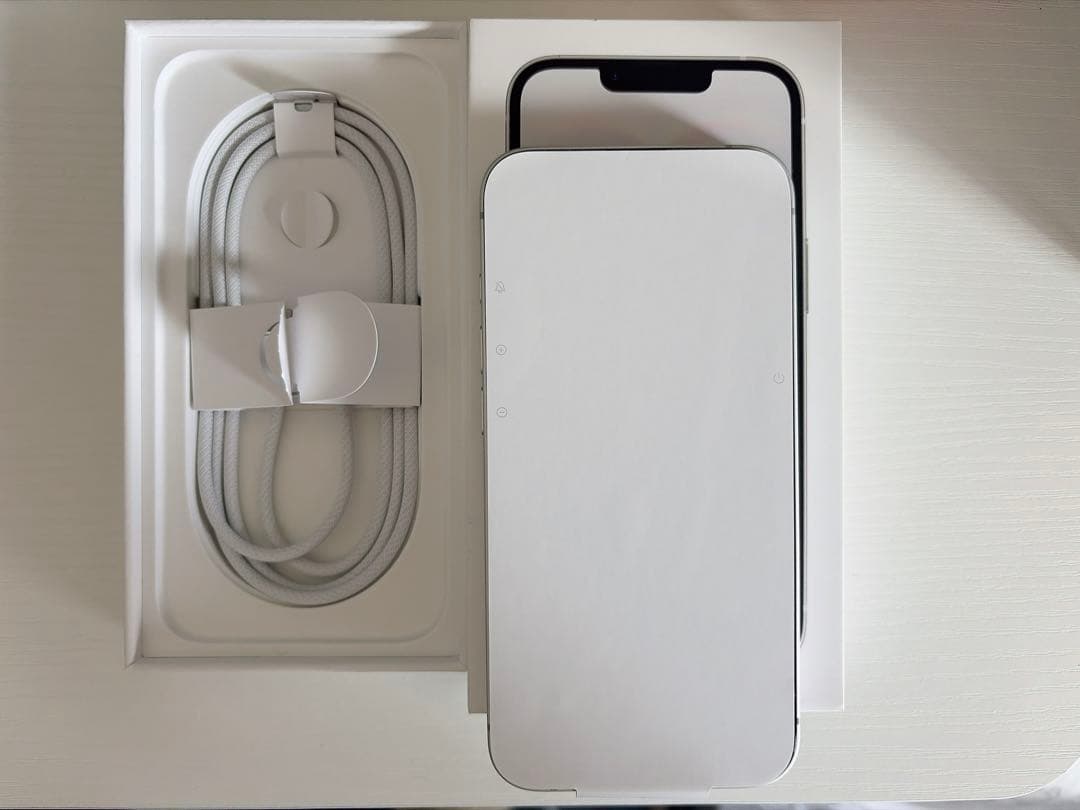 【極美品】Apple iPhone 16e 128gb ホワイト・ケース2点付き