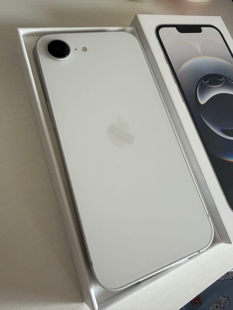 【極美品】Apple iPhone 16e 128gb ホワイト・ケース2点付き