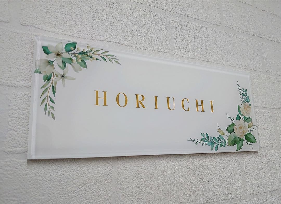 【アクリル表札】白花飾り_金文字＊４辺４５度面取り鏡面磨き＊1㎜単位、穴開け対応