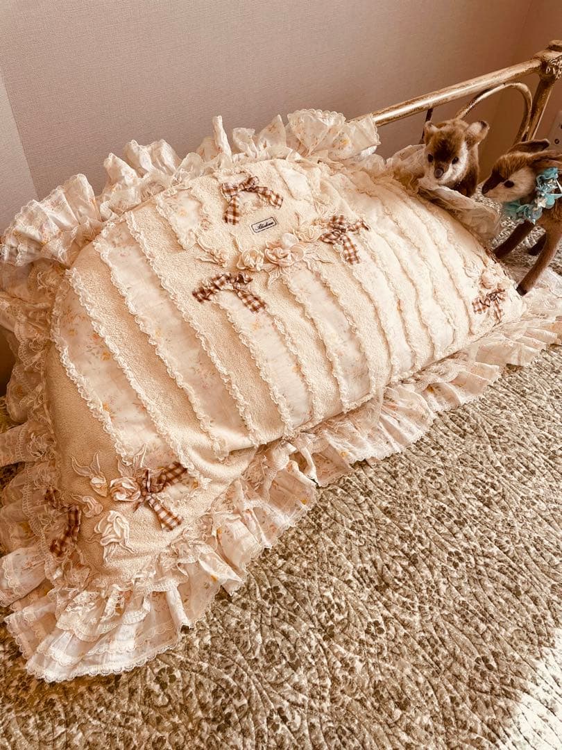 ❤️サエラ★さえら★アキアカネ★可愛い★リボンとフリル★楕円形の大きなクッション