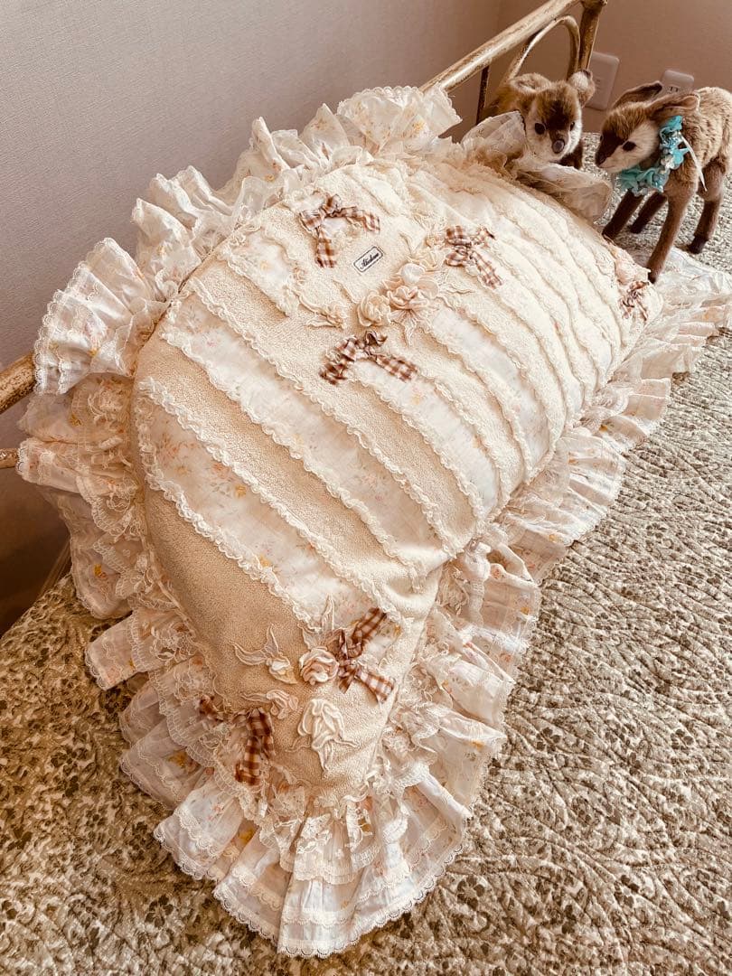 ❤️サエラ★さえら★アキアカネ★可愛い★リボンとフリル★楕円形の大きなクッション