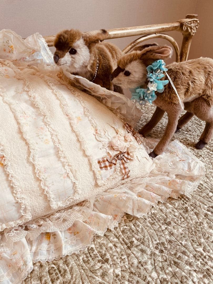 ❤️サエラ★さえら★アキアカネ★可愛い★リボンとフリル★楕円形の大きなクッション