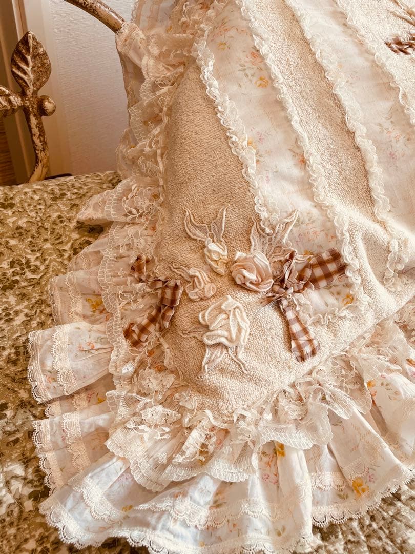 ❤️サエラ★さえら★アキアカネ★可愛い★リボンとフリル★楕円形の大きなクッション