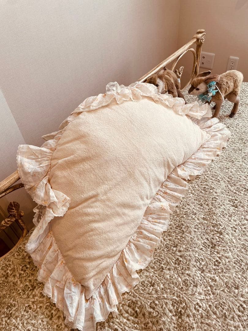 ❤️サエラ★さえら★アキアカネ★可愛い★リボンとフリル★楕円形の大きなクッション