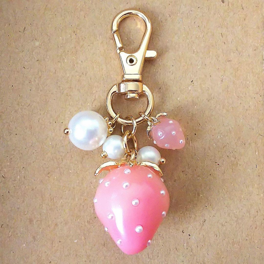 苺とパールのキーホルダー グラデーションピンク
