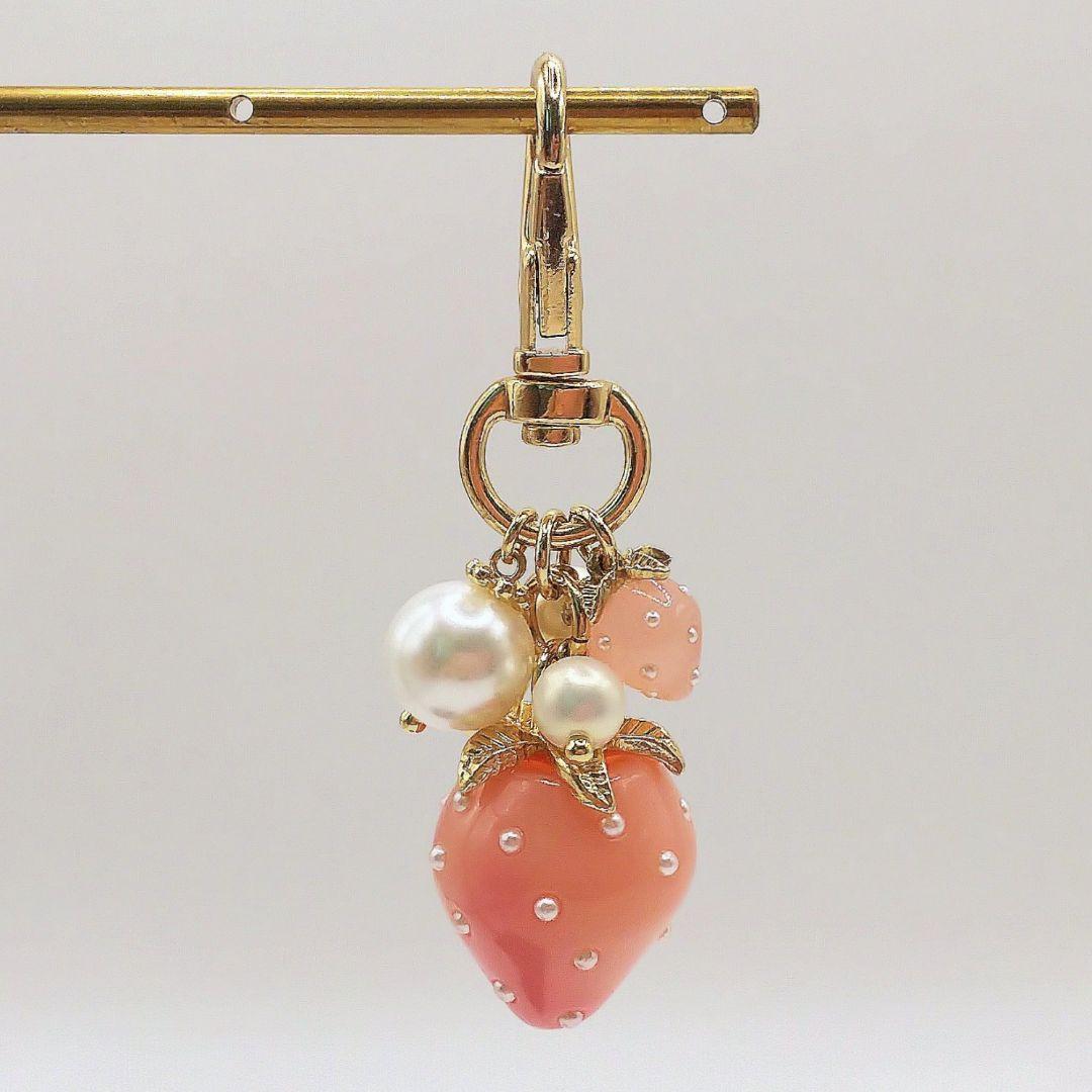 苺とパールのキーホルダー グラデーションピンク