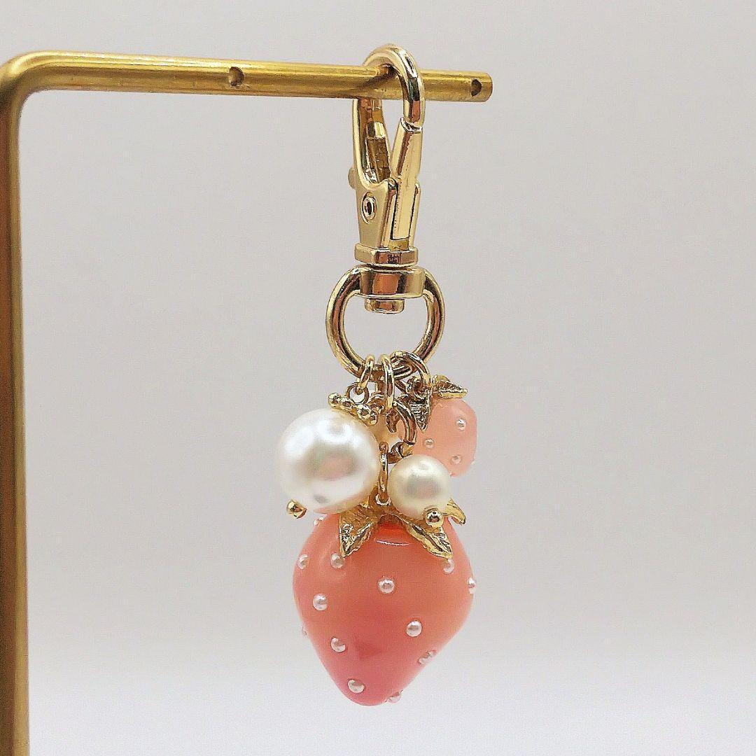 苺とパールのキーホルダー グラデーションピンク