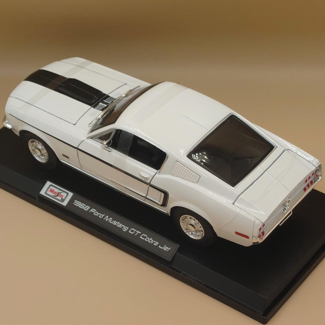 1/18 フォードマスタングGTコブラ ジェット ホワイト 1968 ミニカー