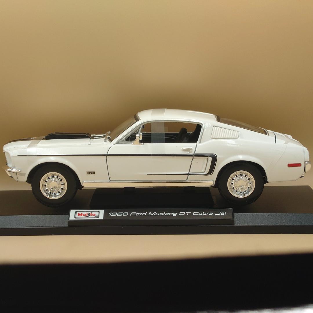 1/18 フォードマスタングGTコブラ ジェット ホワイト 1968 ミニカー