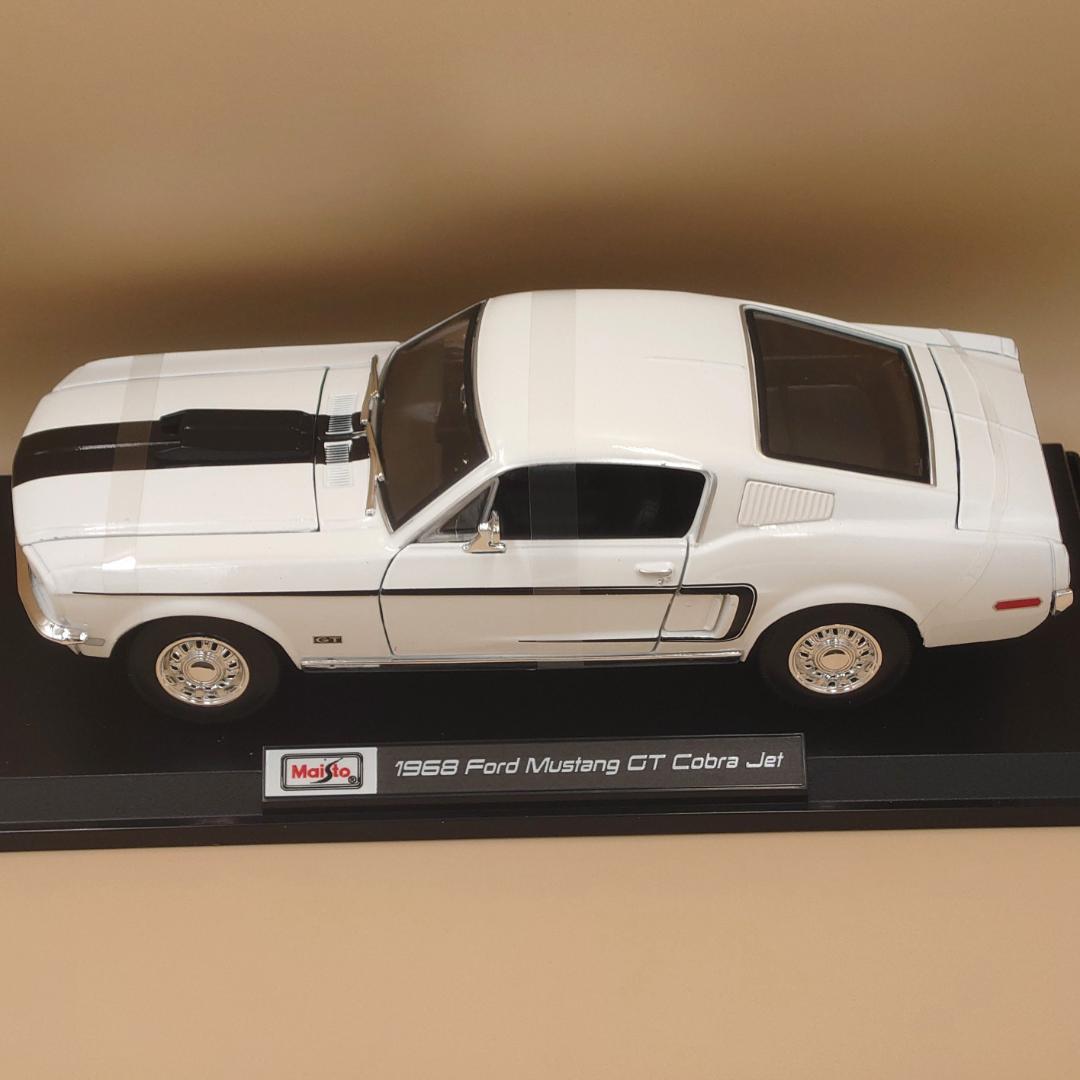 1/18 フォードマスタングGTコブラ ジェット ホワイト 1968 ミニカー
