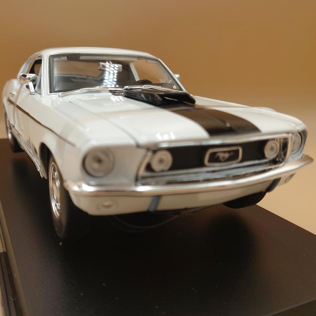 1/18 フォードマスタングGTコブラ ジェット ホワイト 1968 ミニカー