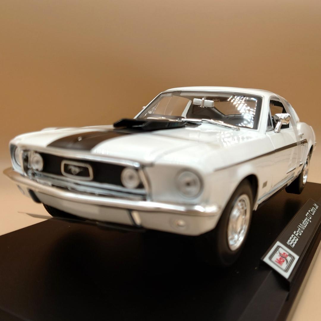 1/18 フォードマスタングGTコブラ ジェット ホワイト 1968 ミニカー