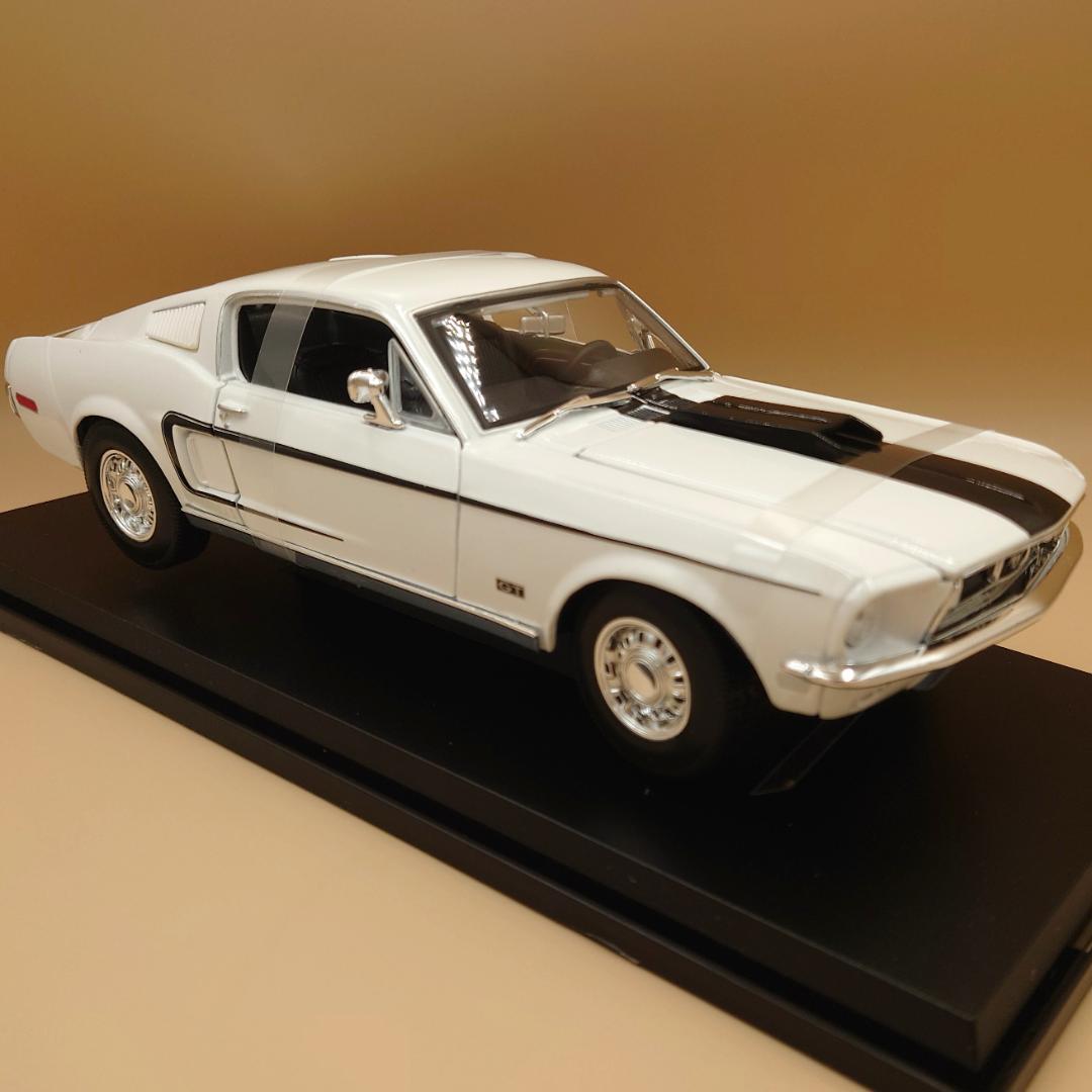 1/18 フォードマスタングGTコブラ ジェット ホワイト 1968 ミニカー