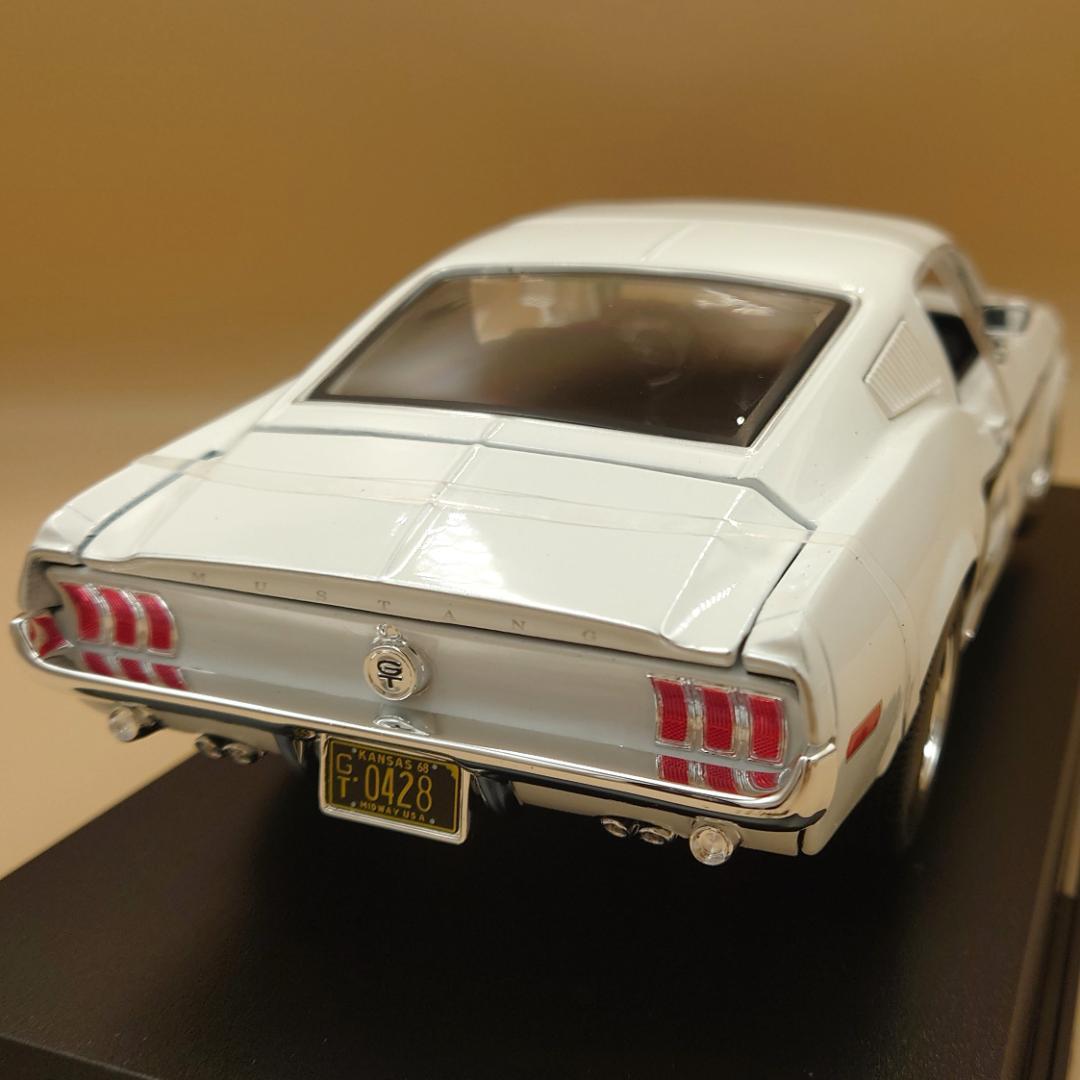 1/18 フォードマスタングGTコブラ ジェット ホワイト 1968 ミニカー
