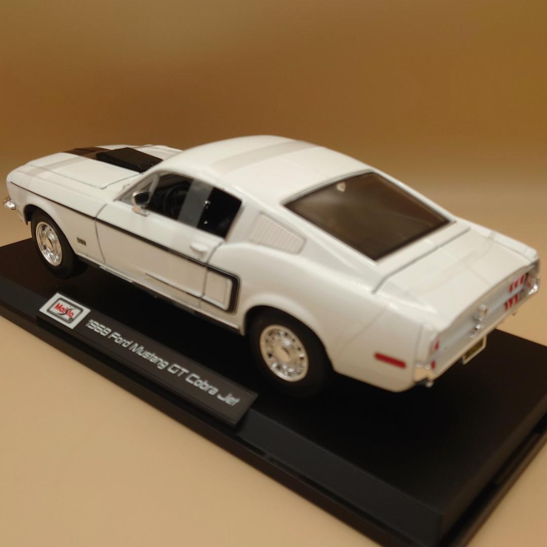 1/18 フォードマスタングGTコブラ ジェット ホワイト 1968 ミニカー