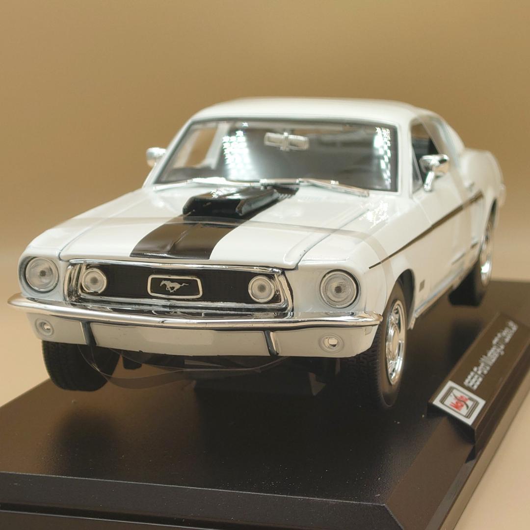 1/18 フォードマスタングGTコブラ ジェット ホワイト 1968 ミニカー