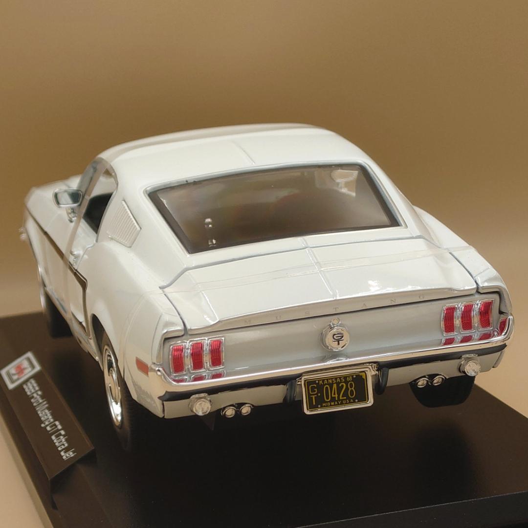 1/18 フォードマスタングGTコブラ ジェット ホワイト 1968 ミニカー