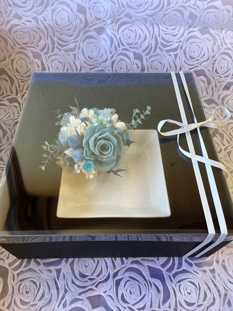 ブルーのプリザーブドフラワーアレンジメント