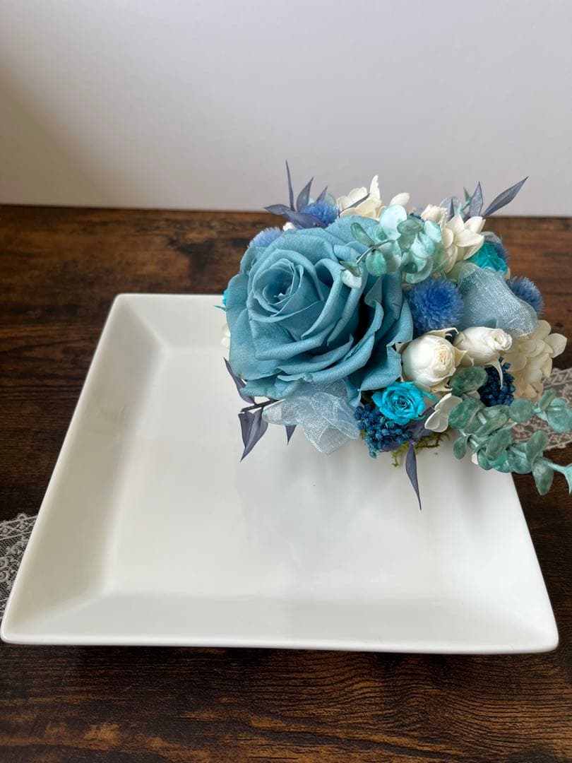 ブルーのプリザーブドフラワーアレンジメント