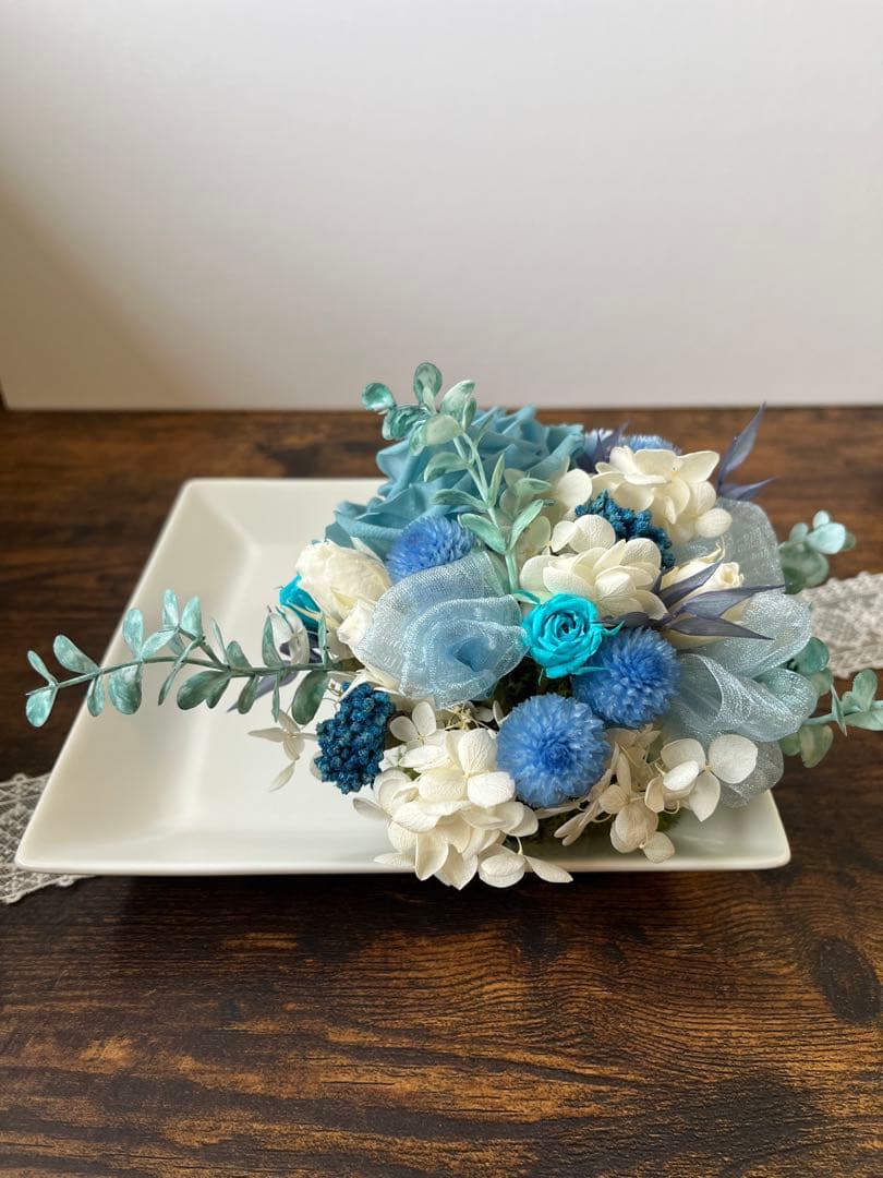 ブルーのプリザーブドフラワーアレンジメント