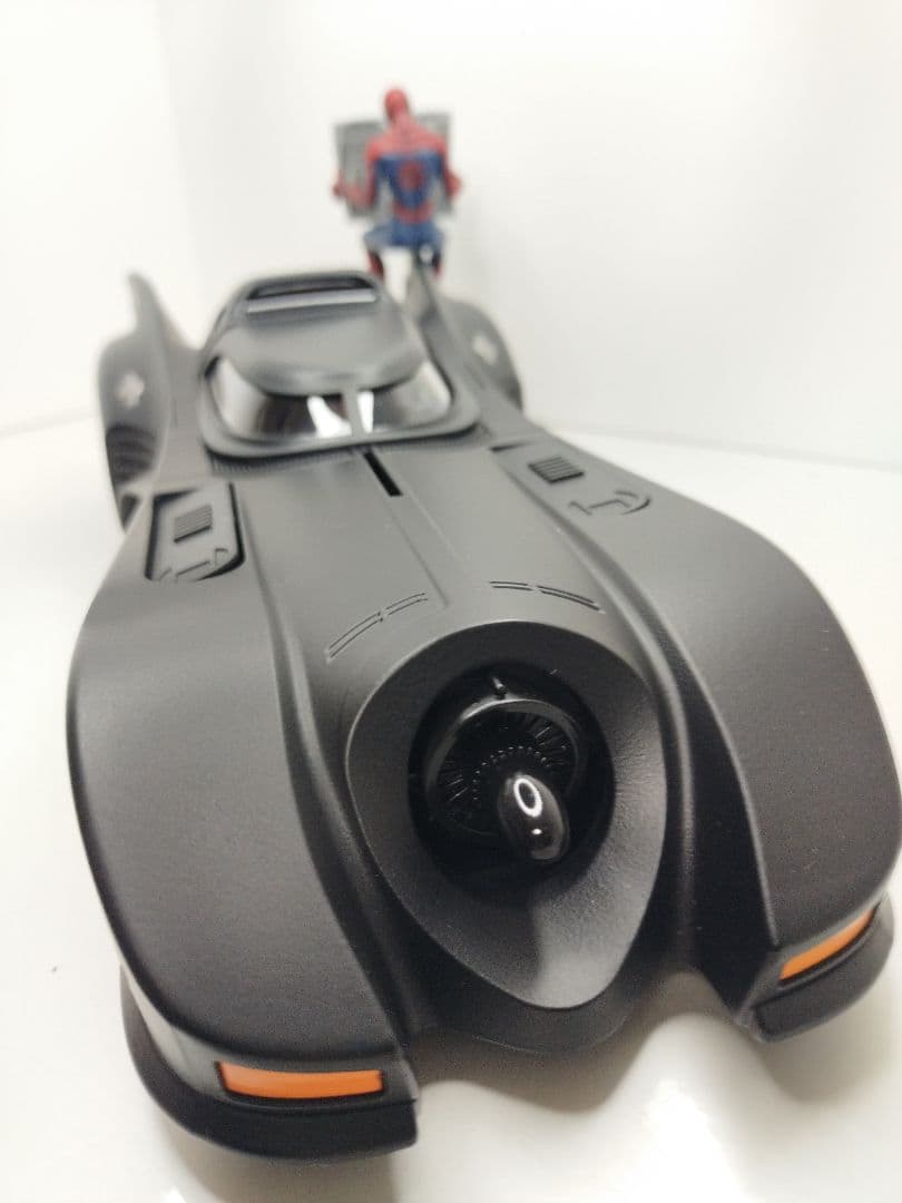 〓1/18スケール〓バットモービルとスパイダーマン〓金属製ダイキャストモデルカー
