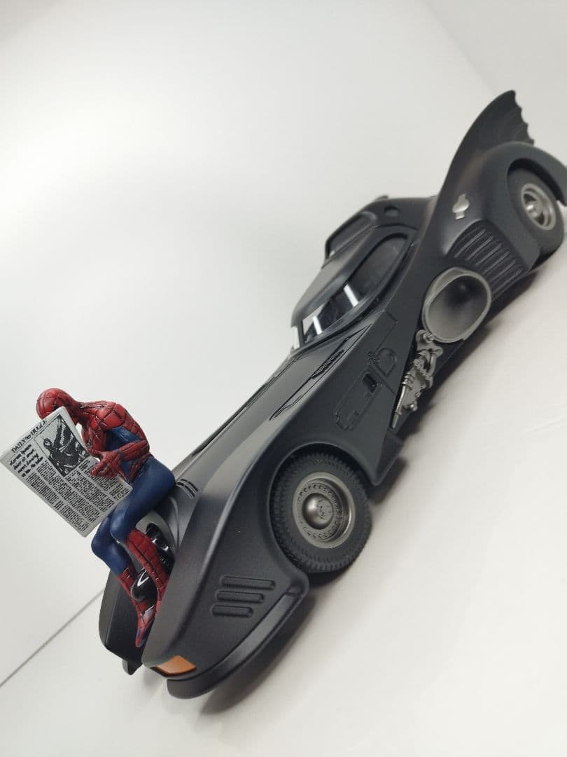 〓1/18スケール〓バットモービルとスパイダーマン〓金属製ダイキャストモデルカー