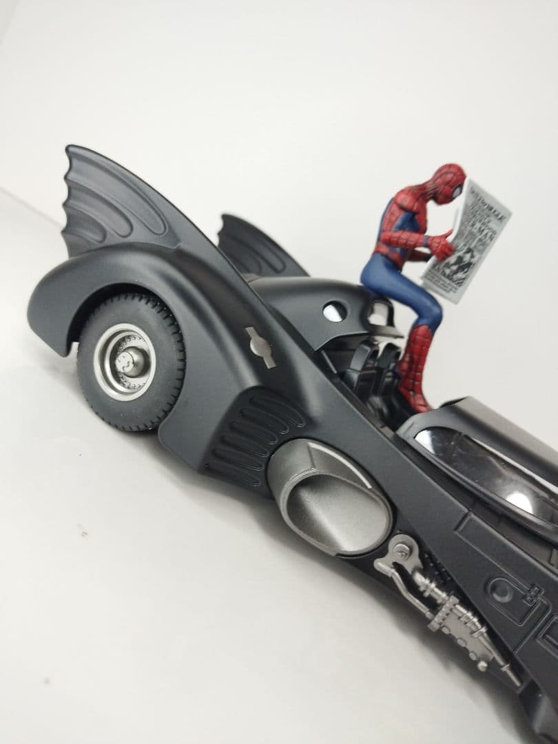 〓1/18スケール〓バットモービルとスパイダーマン〓金属製ダイキャストモデルカー